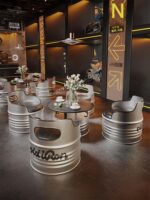 오래된 철공소 산업용 바람 오일통 테이블과 의자 카페 오토바이 클럽 바 휴식 협상 부스 소파 조합