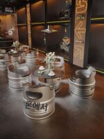 오래된 철공소 산업용 바람 오일통 테이블과 의자 카페 오토바이 클럽 바 휴식 협상 부스 소파 조합 - 이미지 2