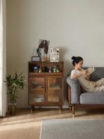 견고한 나무 와인 캐비닛 검은 호두색 현대식 심플한 거실 진열장 수직 캐비닛 유리 보관 사이드 캐비닛 보관 캐비닛에 주목하세요 - 이미지 3