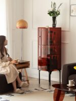 저와 같은 스타일의 사이드 캐비닛, 좁은 하이 캐비닛, 심플하고 가벼운 럭셔리 거실 캐비닛, 벽면 수납장 와인 수납장