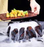 창의적인 일본 인터넷 유명인 검은 화산탄 모양 바베큐 접시는 건조 얼음을 담고 연기를 낼 수 있는 예술적 개념 접시 식기 - 이미지 3