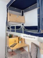 견고한 나무 침대 책상 접이식 대학 기숙사 유물 하단 침대 매달린 컴퓨터 책상 게으른 공부 테이블 홈 - 이미지 4