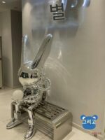 2024 인터넷 셀러브리티 로비 전기 도금 달빛 큰 토끼 장식품 바닥 집 거실 호텔 장식 장식 조각 - 이미지 2