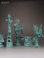 삼성두이 쓰촨 광한 청동 서 있는 남자 가면 비행 남자 비행 새 인간 머리 초상화 수직 눈 신성한 나무 공예 장식품