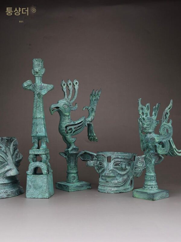 삼성두이 쓰촨 광한 청동 서 있는 남자 가면 비행 남자 비행 새 인간 머리 초상화 수직 눈 신성한 나무 공예 장식품