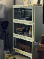 앤츠 블랙 레트로 유리문 사이드보드 인더스트리얼 스타일 금속 3도어 티 와인 캐비닛 모델 MB-DULTON