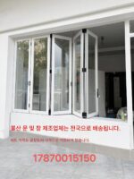 알루미늄 합금 좌우 접이식 창호 하부 트랙이 없는 오픈 바 매우 좁은 슬라이딩 창호 발코니 밀폐형 파노라마 유리창