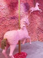 사람들이 앉고, 장식하고, 진열하고, 결혼 사진 촬영하고, 웨딩 드레스를 입고, 유명인 매장에서 윙스 호스를 숍으로 사용할 수 있는 맞춤형 유리 섬유 회전목마 - 이미지 2