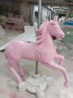 사람들이 앉고, 장식하고, 진열하고, 결혼 사진 촬영하고, 웨딩 드레스를 입고, 유명인 매장에서 윙스 호스를 숍으로 사용할 수 있는 맞춤형 유리 섬유 회전목마 - 이미지 3