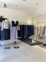 한국 의류 매장 섬 디스플레이 테이블 옷장 테이블 아크릴 다리 가운데 견고한 나무 식탁 디스플레이 테이블