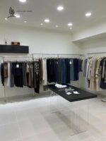 한국 의류 매장 섬 디스플레이 테이블 옷장 테이블 아크릴 다리 가운데 견고한 나무 식탁 디스플레이 테이블 - 이미지 2