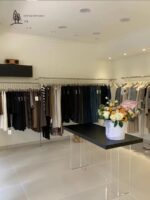 한국 의류 매장 섬 디스플레이 테이블 옷장 테이블 아크릴 다리 가운데 견고한 나무 식탁 디스플레이 테이블 - 이미지 3