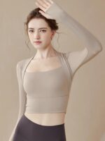 KAYANTY 하이엔드 스포츠 탑 긴팔 슬림핏 요가복 가슴 패드가 달린 숄 가짜 투피스 피트니스복 - 이미지 3