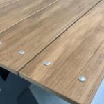 야외용 일체형 테이블과 의자 조합 공원 의자 철제 정원 안뜰 좌석 경치 좋은 지역 벤치 매칭 PE 플라스틱 나무 테이블과 의자 - 이미지 4