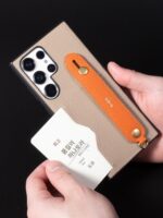 화후는 삼성 S24울트라 휴대전화 케이스 S24+ 정품 가죽 낙하 방지 손목 밴드 브라켓 끈 포함 S23울트라 보호 케이스 새로운 가벼운 고급 스타일 첫 번째 레이어 소가죽 카드 슬롯 S23 휴대전화 케이스에 적합합니다.