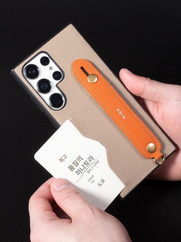 화후는 삼성 S24울트라 휴대전화 케이스 S24+ 정품 가죽 낙하 방지 손목 밴드 브라켓 끈 포함 S23울트라 보호 케이스 새로운 가벼운 고급 스타일 첫 번째 레이어 소가죽 카드 슬롯 S23 휴대전화 케이스에 적합합니다.