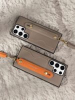 화후는 삼성 S24울트라 휴대전화 케이스 S24+ 정품 가죽 낙하 방지 손목 밴드 브라켓 끈 포함 S23울트라 보호 케이스 새로운 가벼운 고급 스타일 첫 번째 레이어 소가죽 카드 슬롯 S23 휴대전화 케이스에 적합합니다. - 이미지 3