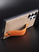 화후는 삼성 S24울트라 휴대전화 케이스 S24+ 정품 가죽 낙하 방지 손목 밴드 브라켓 끈 포함 S23울트라 보호 케이스 새로운 가벼운 고급 스타일 첫 번째 레이어 소가죽 카드 슬롯 S23 휴대전화 케이스에 적합합니다. - 이미지 4