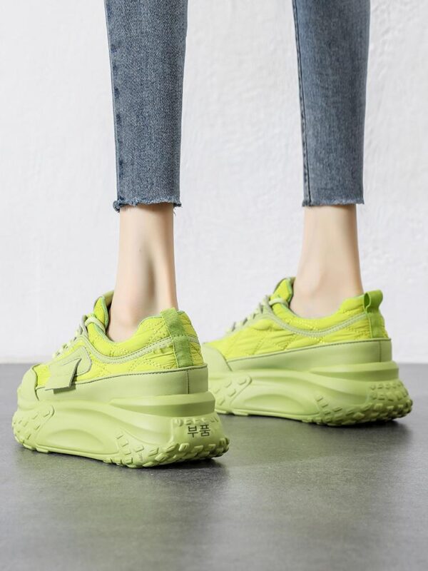 두꺼운 밑창의 봄 녹색 통기성 아빠 신발 여성용 2024년 신제품 올매치 경량 포레스트 검프 신발 키 키우기 스포츠 신발 보드 신발