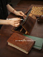 핸드메이드 1층 소가죽 정품 크레이지 호스 가죽 미국 레트로 브라운 유럽 및 미국 접이식 IPAD 보호 커버 Y02-IXPMNC - 이미지 5