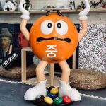 만화 M콩 트렌드 플레이 레드 mm콩 인형 대형 장식품 오렌지콩 모델 거실 매장 바닥 장식 조각 - 이미지 3