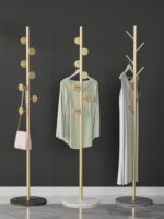 노르딕 심플 플로어 스탠딩 코트 랙 크림 스타일 록 플레이트 옷걸이는 집 현관 코트 랙을 차지하지 않습니다.