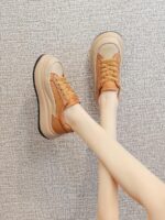 정품 가죽 두꺼운 밑창 캐주얼화 2024 가을 레이스업 키높이 운동화 핸드메이드 레트로 플랫폼 딥 마우스 싱글화