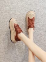 정품 가죽 두꺼운 밑창 캐주얼화 2024 가을 레이스업 키높이 운동화 핸드메이드 레트로 플랫폼 딥 마우스 싱글화 - 이미지 3