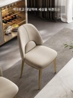 가죽 식탁 의자 홈 모던 심플 노르딕 등받이 편안한 레스토랑 호텔 상층 소가죽 가벼운 고급 식탁 의자 - 이미지 2