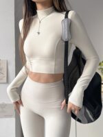 KAYANTY 홀로우 백 요가 슈트 런닝 트레이닝 피트니스 긴팔 작은 하이 칼라 가슴 패드 스포츠 탑 여성용 - 이미지 2