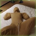 COS 손과 발은 반으로 접혀 있고 피부색이 두껍게 처리된 솔질된 뒷면 지퍼가 앞 가랑이를 감싸고 있으며 강아지 옷은 젠타이 퍼포먼스 디스플레이입니다.