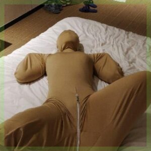 COS 손과 발은 반으로 접혀 있고 피부색이 두껍게 처리된 솔질된 뒷면 지퍼가 앞 가랑이를 감싸고 있으며 강아지 옷은 젠타이 퍼포먼스 디스플레이입니다.