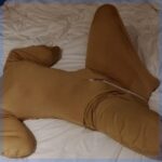 COS 손과 발은 반으로 접혀 있고 피부색이 두껍게 처리된 솔질된 뒷면 지퍼가 앞 가랑이를 감싸고 있으며 강아지 옷은 젠타이 퍼포먼스 디스플레이입니다. - 이미지 2