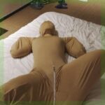 COS 손과 발은 반으로 접혀 있고 피부색이 두껍게 처리된 솔질된 뒷면 지퍼가 앞 가랑이를 감싸고 있으며 강아지 옷은 젠타이 퍼포먼스 디스플레이입니다. - 이미지 4