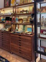 영국 복고풍 견고한 목재 보석 디스플레이 캐비닛 앤틱 옥 투명 디스플레이 보석 곡선 유리 높은 캐비닛 사용자 정의 - 이미지 5