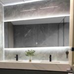 스마트 욕실 거울 벽걸이 변기 거울 벽걸이 변기 상하부 가벼운 터치 스크린 안개 방지 LED 거울 - 이미지 4