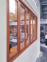 좌우 접이식 창문 견고한 목재 창문 통나무 주방 커피숍 케이크숍 인테리어 파티션 장식 슬라이딩 접이식 창문 - 이미지 2