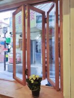 좌우 접이식 창문 견고한 목재 창문 통나무 주방 커피숍 케이크숍 인테리어 파티션 장식 슬라이딩 접이식 창문 - 이미지 3