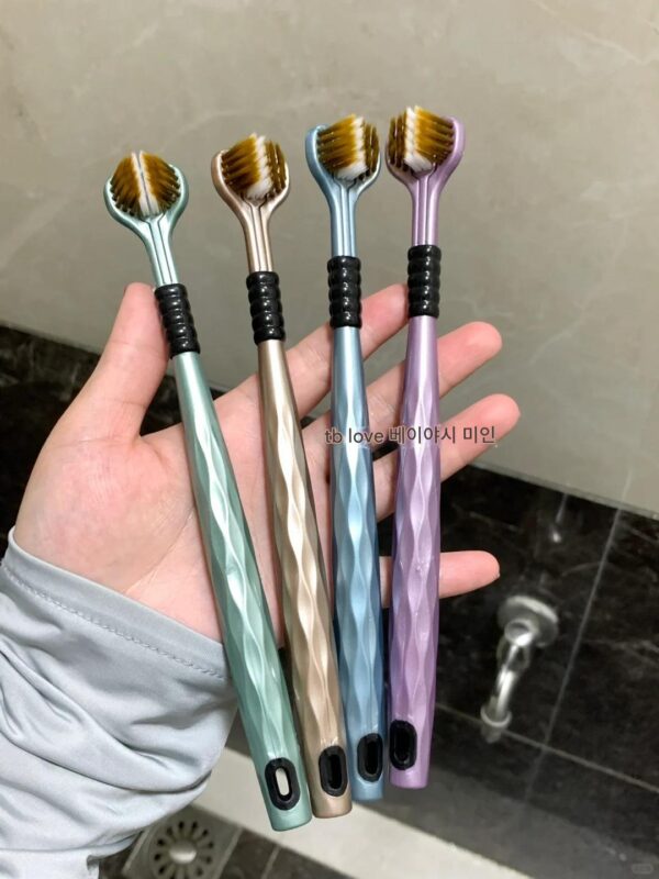 더 이상 청소가 불가능할까봐 걱정하지 마세요! 부드러운 털과 중간털을 사용한 성인용 3면 칫솔로 가정에서 사용 가능