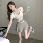 요가 수트 스커트 수트 여성 가슴 패드 안티노출 레깅스 2024 새로운 스타일 네트 셀러브리티 반팔 스포츠 피트니스 의류