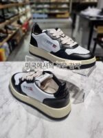 정품 오트리 가죽 화이트 슈즈 레트로 두꺼운 밑창 키높이 슈즈 EPT 로우탑 남성 및 여성용 스포츠화 새상품 - 이미지 2