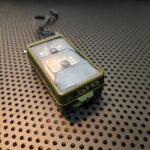 야외 캠핑 극한 야생 생존 장비 초다기능 나침반 온도계 습도계 소형 손전등 - 이미지 4