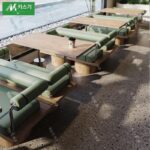 맞춤형 통나무 스타일 커피숍 견고한 목재 반원형 부스 소파 밀크티 스낵바 협상 여가 스테인리스 스틸 테이블과 의자 - 이미지 2