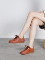 여성용 워시드 말 가죽 두꺼운 밑창 캐주얼 스니커즈 2024년 가을 신스타일 유행 다용도 편안하고 가벼운 흰색 신발 트렌드