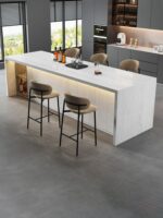 식탁이 있는 플러시 록 슬래브 트라버틴 섬 통합 주방 이탈리아 스타일 다운턴 서양식 주방 고급 바 레스토랑 가이드 테이블