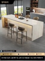 식탁이 있는 플러시 록 슬래브 트라버틴 섬 통합 주방 이탈리아 스타일 다운턴 서양식 주방 고급 바 레스토랑 가이드 테이블 - 이미지 2