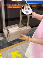 연필 가방 접이식 의자 휴대용 성인 핸드백 의자 야외 음악 축제 두꺼운 포켓 의자 가볍고 심플한 작은 의자 - 이미지 3