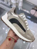 [비씨초가을신상품] 하이글로스 소가죽과 무거운 구슬 체인 장식이 돋보이는 여성용 스트라이프 스웨이드 스티칭 스니커즈