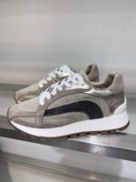 [비씨초가을신상품] 하이글로스 소가죽과 무거운 구슬 체인 장식이 돋보이는 여성용 스트라이프 스웨이드 스티칭 스니커즈 - 이미지 2