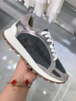 [비씨초가을신상품] 하이글로스 소가죽과 무거운 구슬 체인 장식이 돋보이는 여성용 스트라이프 스웨이드 스티칭 스니커즈 - 이미지 3